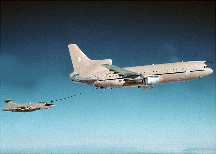 TriStar ZD951 refuels a Buccaneer during Operation Corporate